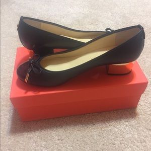 Black, gold-heeled pump